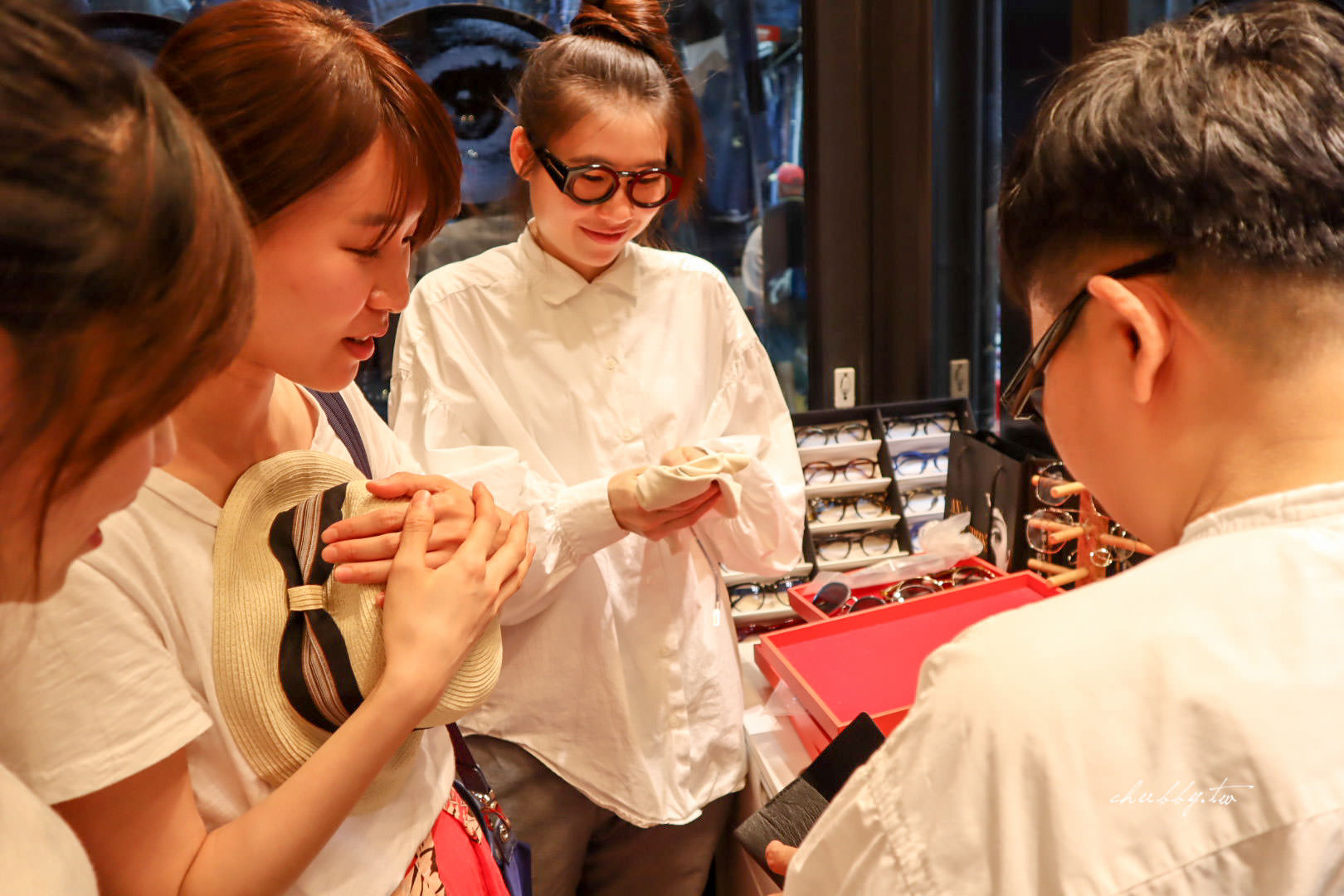 此店為假貨店!請勿受騙上當:泰國曼谷洽圖洽市集內的ANNA Galleries’s品牌墨鏡店 此店為假貨店!請勿受騙上當:泰國曼谷洽圖洽市集內的ANNA Galleries’s品牌墨鏡店