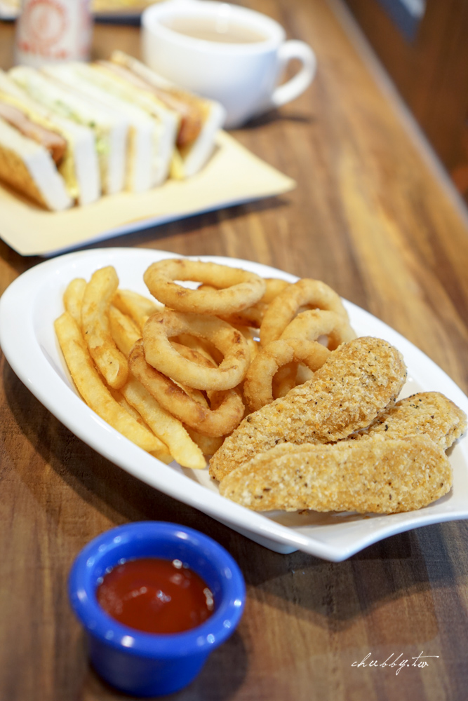 高三孝碳烤土司 麟光站店│姊吃得是校園的回憶!碳烤土司、脆皮菠蘿堡、家傳蘿蔔糕超美味! 高三孝碳烤土司 麟光站店│姊吃得是校園的回憶!碳烤土司、脆皮菠蘿堡、家傳蘿蔔糕超美味!