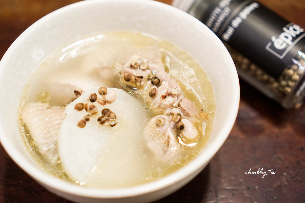 胡椒雞湯食譜、作法食材公開！消水腫與排濕的排汗煲湯