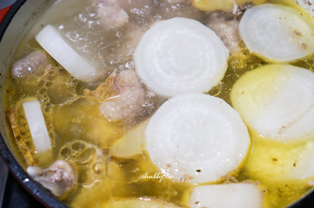 胡椒雞湯食譜、作法食材公開！消水腫與排濕的排汗煲湯
