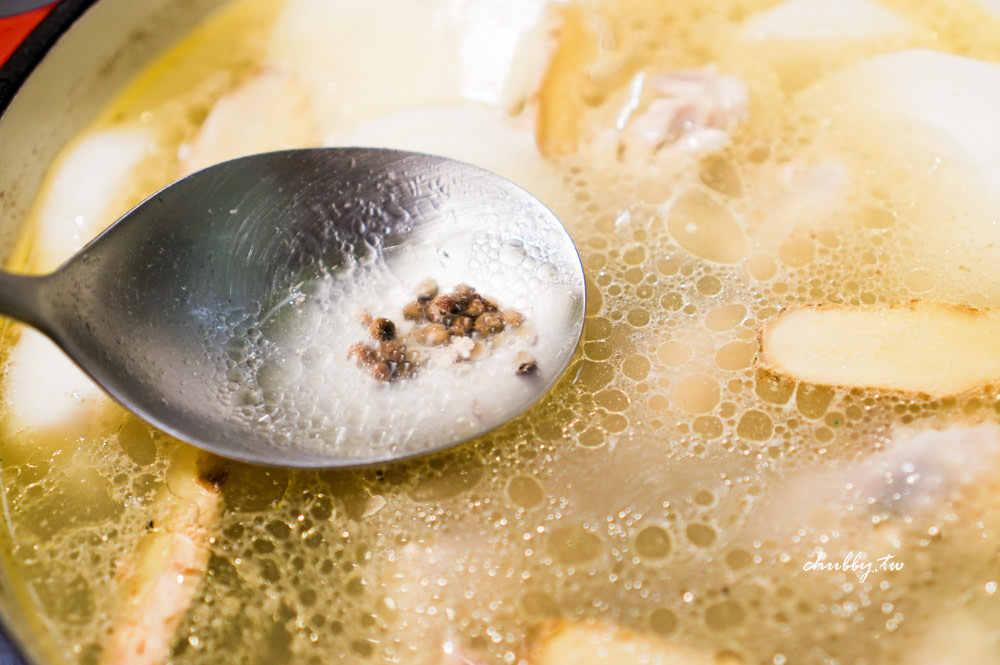 胡椒雞湯食譜、作法食材公開！消水腫與排濕的排汗煲湯
