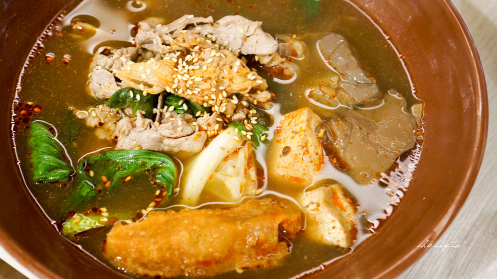 微風台北車站美食推薦│麻佬大川味麻辣燙：台版辛拉麵 + 麻辣鴨血豆腐好滑好嫩好好吃~