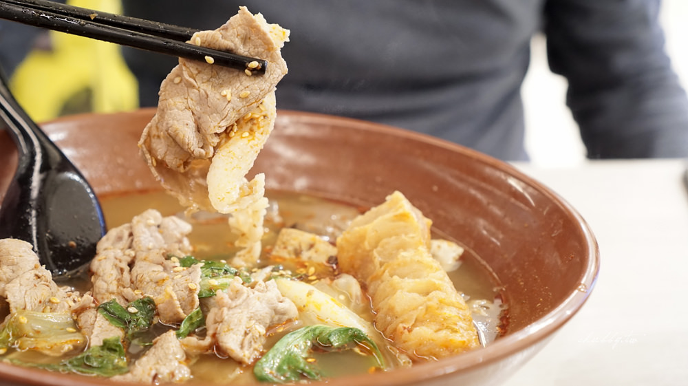 微風台北車站美食推薦│麻佬大川味麻辣燙：台版辛拉麵 + 麻辣鴨血豆腐好滑好嫩好好吃~