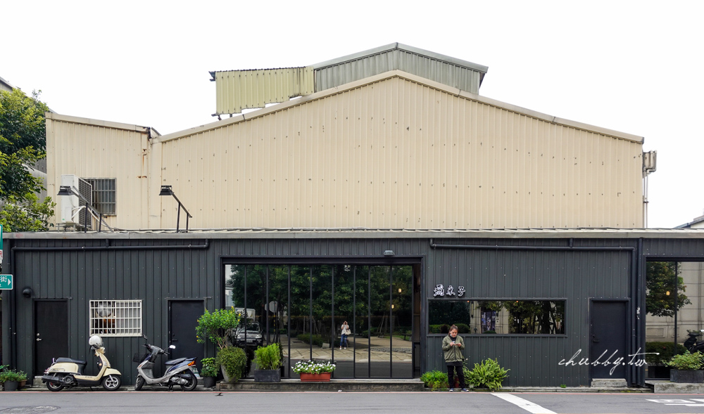 飛米子新莊店│吃的時候濃郁潤肥、吃完清爽的銷魂腿仁滷肉飯，蒜燒豆干炭燒味十足，新莊神祕低調的鐵皮屋文青魯肉飯