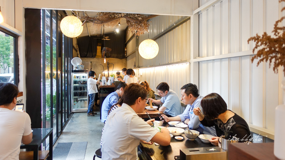 飛米子新莊店│吃的時候濃郁潤肥、吃完清爽的銷魂腿仁滷肉飯，蒜燒豆干炭燒味十足，新莊神祕低調的鐵皮屋文青魯肉飯