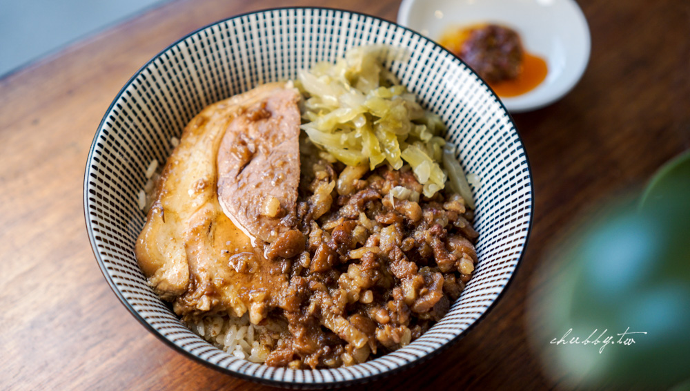 飛米子新莊店│吃的時候濃郁潤肥、吃完清爽的銷魂腿仁滷肉飯，蒜燒豆干炭燒味十足，新莊神祕低調的鐵皮屋文青魯肉飯