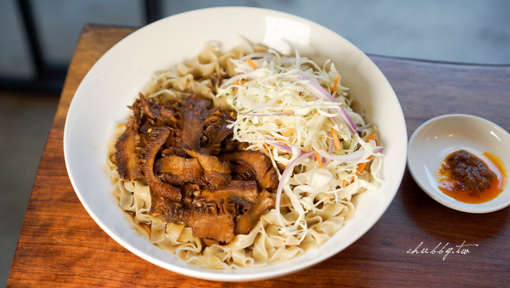 飛米子新莊店│吃的時候濃郁潤肥、吃完清爽的銷魂腿仁滷肉飯，蒜燒豆干炭燒味十足，新莊神祕低調的鐵皮屋文青魯肉飯