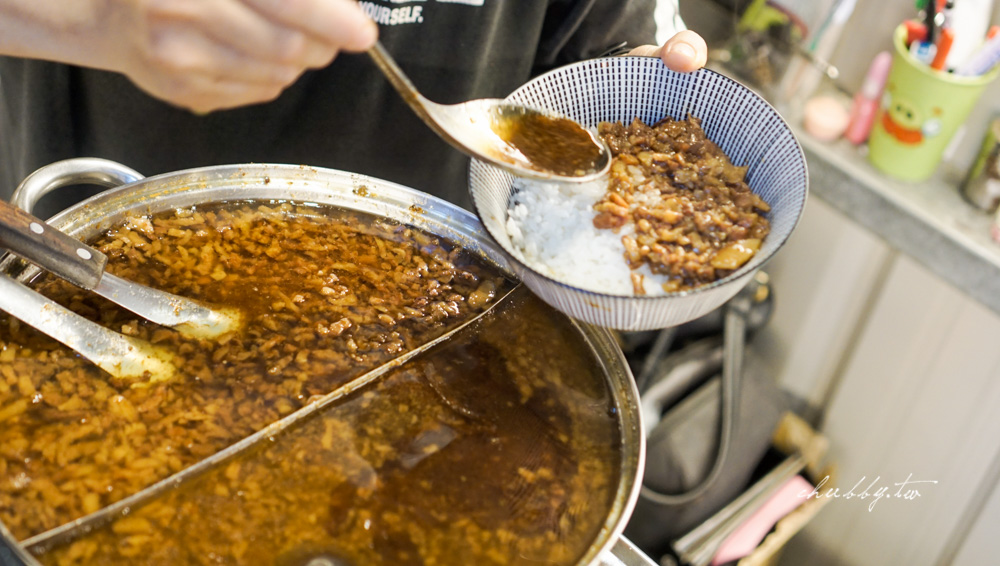 飛米子新莊店│吃的時候濃郁潤肥、吃完清爽的銷魂腿仁滷肉飯，蒜燒豆干炭燒味十足，新莊神祕低調的鐵皮屋文青魯肉飯