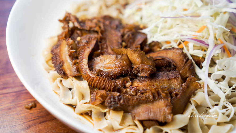 飛米子新莊店│吃的時候濃郁潤肥、吃完清爽的銷魂腿仁滷肉飯，蒜燒豆干炭燒味十足，新莊神祕低調的鐵皮屋文青魯肉飯