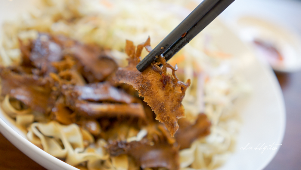 飛米子新莊店│吃的時候濃郁潤肥、吃完清爽的銷魂腿仁滷肉飯，蒜燒豆干炭燒味十足，新莊神祕低調的鐵皮屋文青魯肉飯