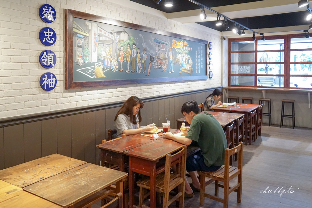 高三孝碳烤土司 麟光站店│姊吃得是校園的回憶！碳烤土司、脆皮菠蘿堡、家傳蘿蔔糕超美味！