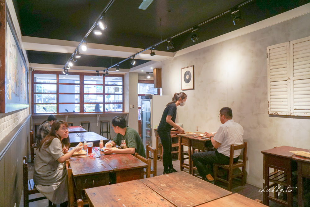 高三孝碳烤土司 麟光站店│姊吃得是校園的回憶！碳烤土司、脆皮菠蘿堡、家傳蘿蔔糕超美味！