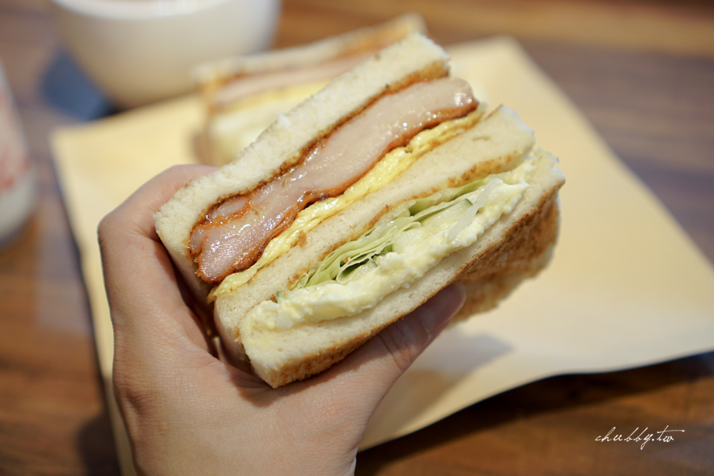 高三孝碳烤土司 麟光站店│姊吃得是校園的回憶！碳烤土司、脆皮菠蘿堡、家傳蘿蔔糕超美味！