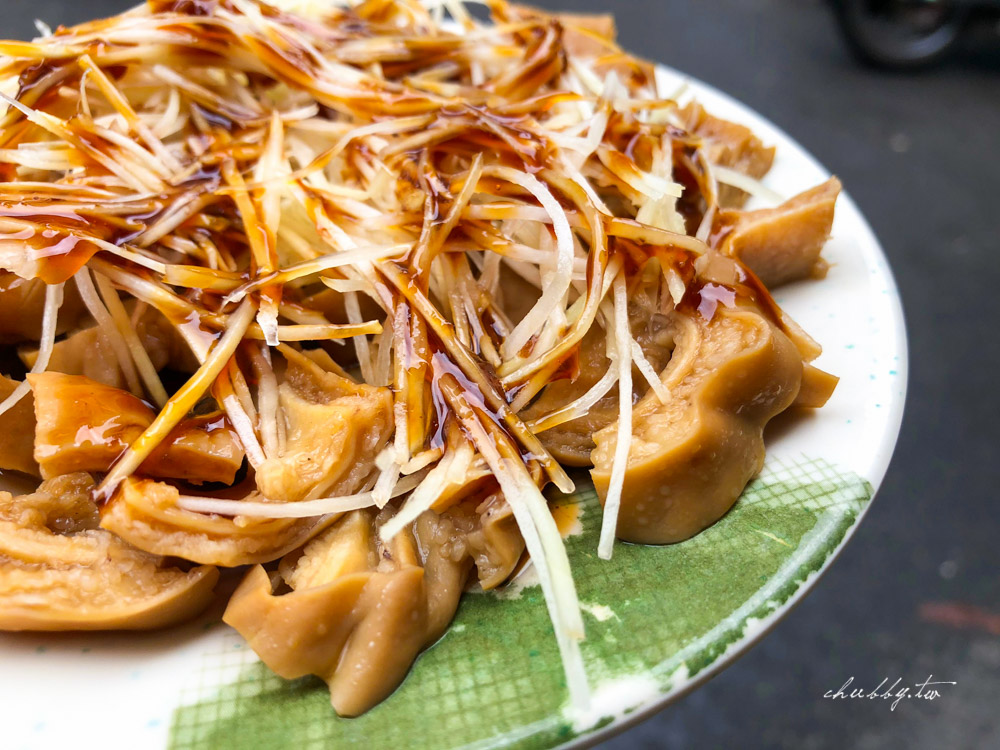 葉記大腸蚵仔麵線│隱藏在南崁聯福利中心後的神秘沙茶麵線 ，超入味滷大腸好吃到額外多點一份！為了他，早上我吃大腸麵線當早餐