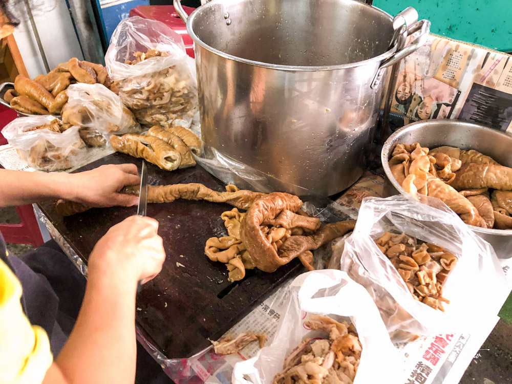 葉記大腸蚵仔麵線│隱藏在南崁聯福利中心後的神秘沙茶麵線 ，超入味滷大腸好吃到額外多點一份！為了他，早上我吃大腸麵線當早餐