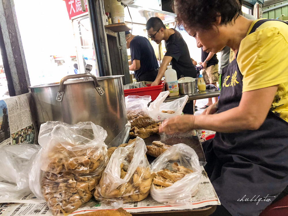 葉記大腸蚵仔麵線│隱藏在南崁聯福利中心後的神秘沙茶麵線 ，超入味滷大腸好吃到額外多點一份！為了他，早上我吃大腸麵線當早餐
