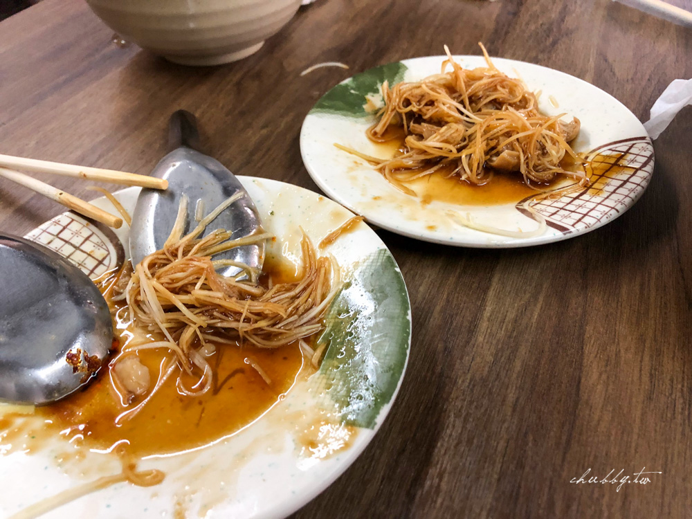 葉記大腸蚵仔麵線│隱藏在南崁聯福利中心後的神秘沙茶麵線 ，超入味滷大腸好吃到額外多點一份！為了他，早上我吃大腸麵線當早餐
