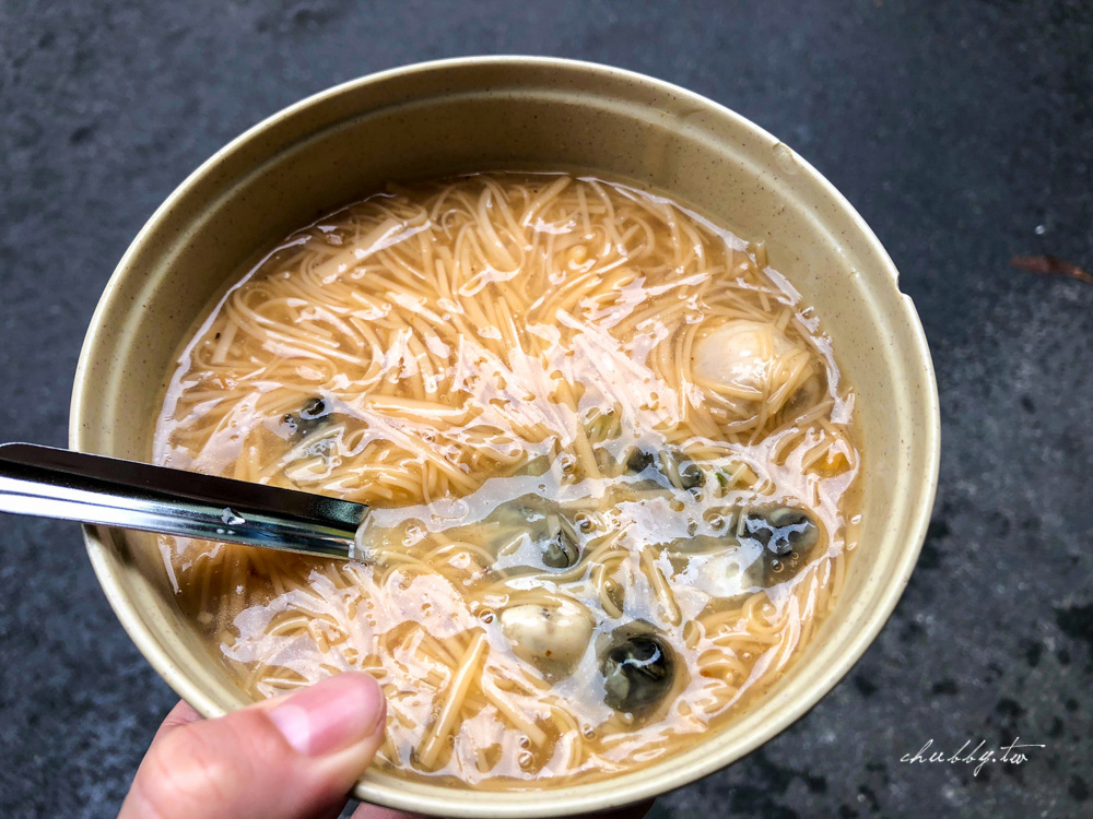 葉記大腸蚵仔麵線│隱藏在南崁聯福利中心後的神秘沙茶麵線 ，超入味滷大腸好吃到額外多點一份！為了他，早上我吃大腸麵線當早餐