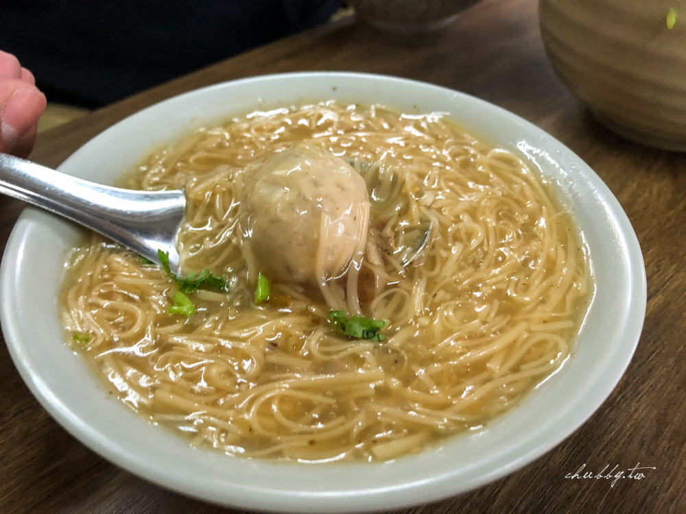 葉記大腸蚵仔麵線│隱藏在南崁聯福利中心後的神秘沙茶麵線 ，超入味滷大腸好吃到額外多點一份！為了他，早上我吃大腸麵線當早餐
