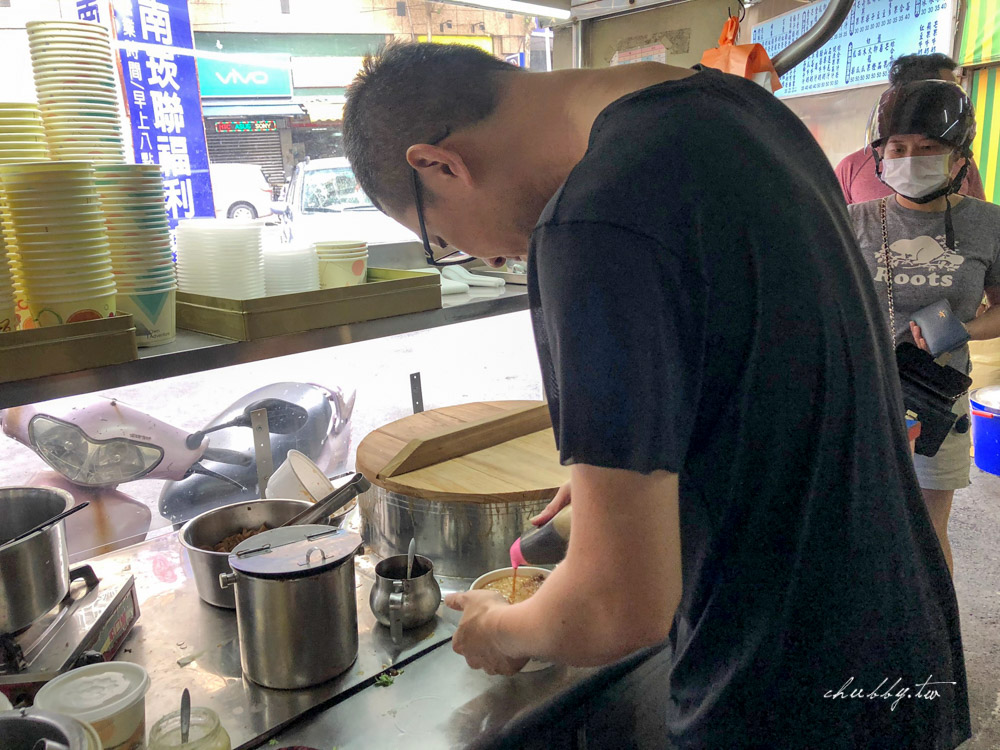 葉記大腸蚵仔麵線│隱藏在南崁聯福利中心後的神秘沙茶麵線 ，超入味滷大腸好吃到額外多點一份！為了他，早上我吃大腸麵線當早餐