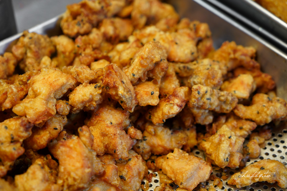 新莊無名正妹鹹酥雞：福壽街隱藏版芝麻無骨鹹酥雞，允指雞外皮多汁、裹特調粉漿去炸，起鍋時外觀呈現金黃色澤！