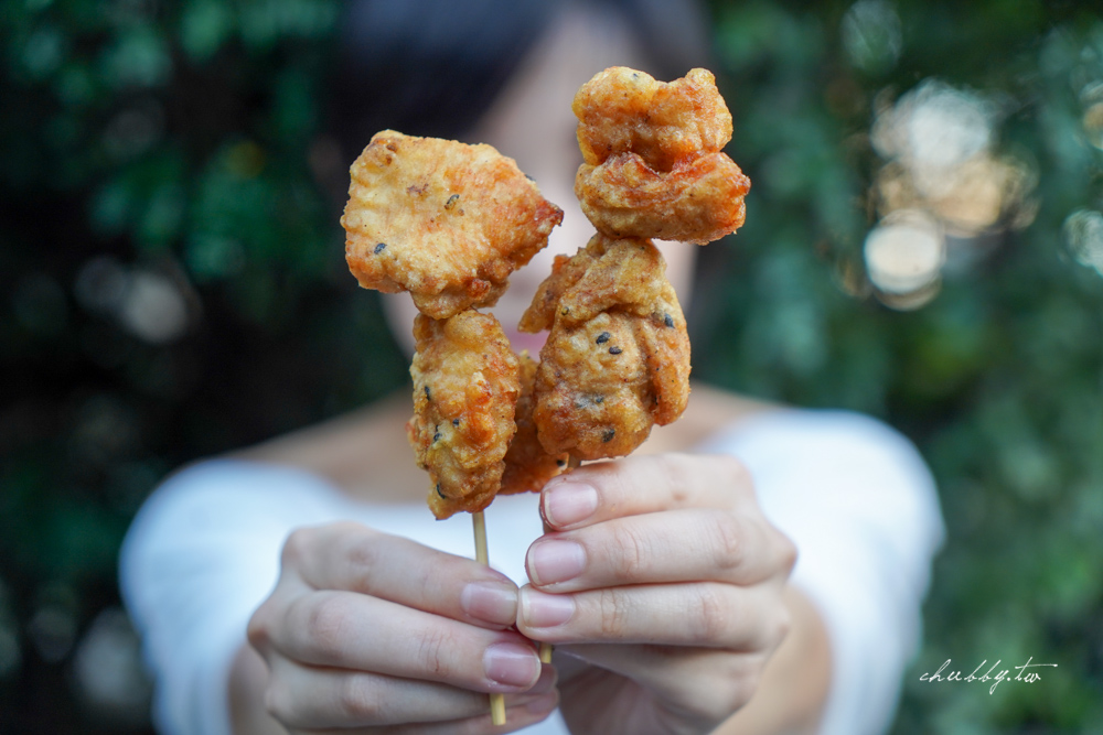新莊無名正妹鹹酥雞：福壽街隱藏版芝麻無骨鹹酥雞，允指雞外皮多汁、裹特調粉漿去炸，起鍋時外觀呈現金黃色澤！