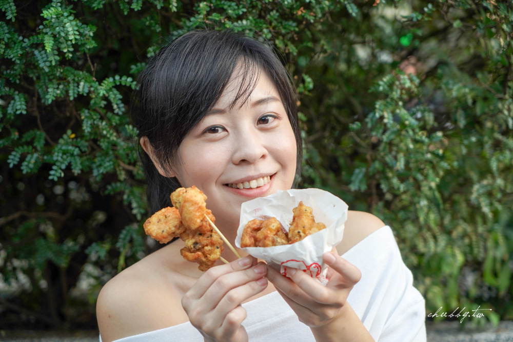 新莊無名正妹鹹酥雞：福壽街隱藏版芝麻無骨鹹酥雞，允指雞外皮多汁、裹特調粉漿去炸，起鍋時外觀呈現金黃色澤！