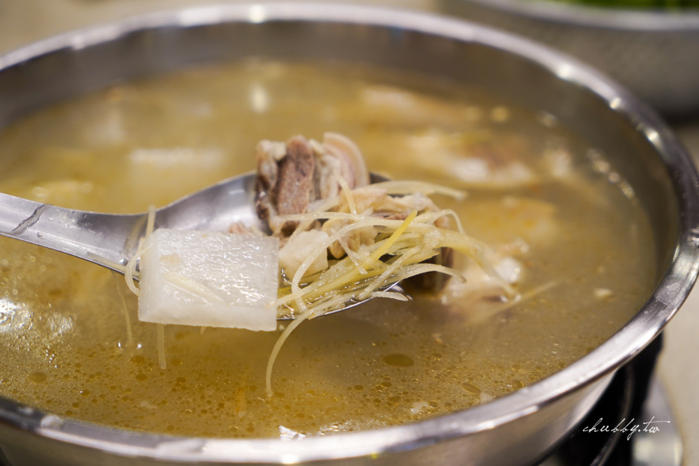 糊塗羊肉爐新海店:板橋羊肉爐推薦40年老店,使用國產溫體羊肉,帶皮羊肉皮燉軟嫩,羊油麵線香滑綿順! 糊塗羊肉爐新海店:板橋羊肉爐推薦40年老店,使用國產溫體羊肉,帶皮羊肉皮燉軟嫩,羊油麵線香滑綿順!