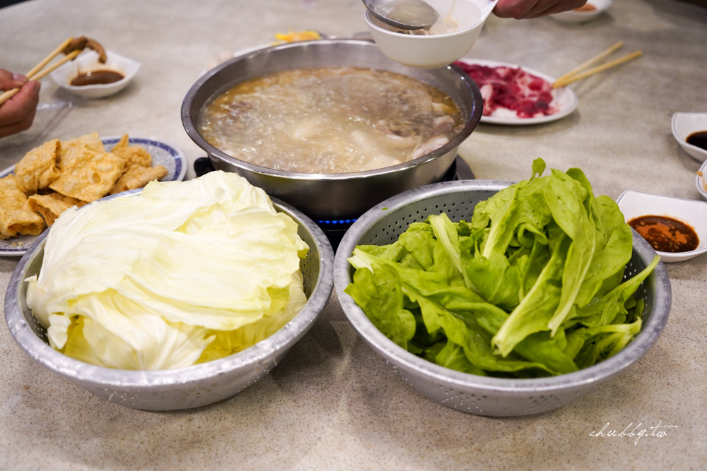 糊塗羊肉爐新海店：板橋羊肉爐推薦40年老店，使用國產溫體羊肉，帶皮羊肉皮燉軟嫩，羊油麵線香滑綿順！