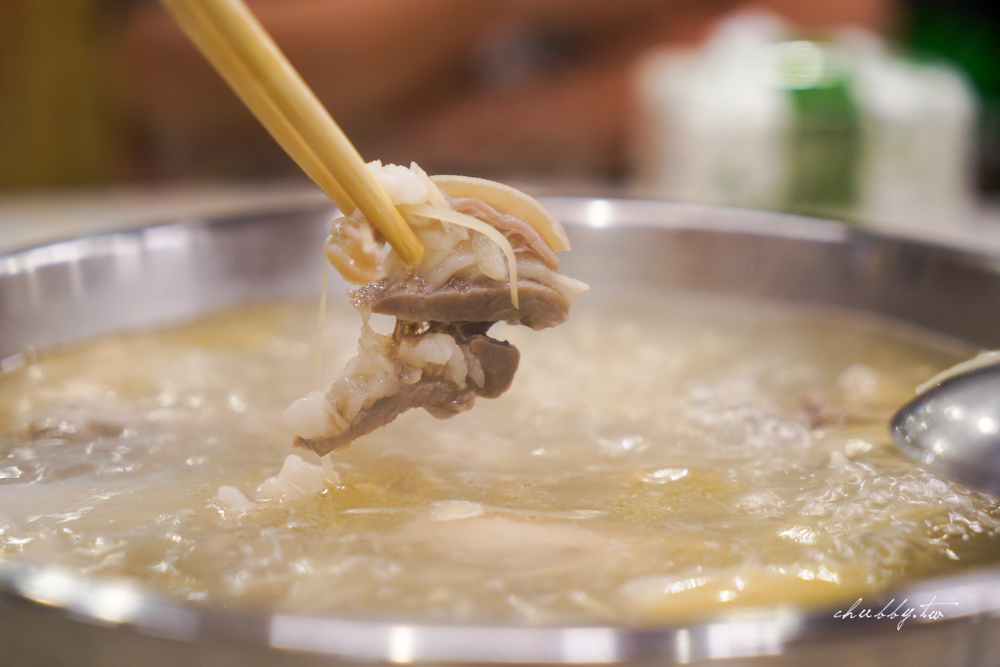 糊塗羊肉爐新海店：板橋羊肉爐推薦40年老店，使用國產溫體羊肉，帶皮羊肉皮燉軟嫩，羊油麵線香滑綿順！ @小胖盈的花椒人蔘