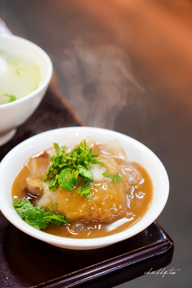 板橋林員大粒肉圓l板橋40年老字號肉圓店,先蒸煮、後油炸!一顆肉圓裡藏了鳥蛋、竹筍、香菇,重點是肉塊超大又鮮甜,醃漬入味的整塊瘦肉咬勁十足不鬆散 板橋林員大粒肉圓l板橋40年老字號肉圓店,先蒸煮、後油炸!一顆肉圓裡藏了鳥蛋、竹筍、香菇,重點是肉塊超大又鮮甜,醃漬入味的整塊瘦肉咬勁十足不鬆散