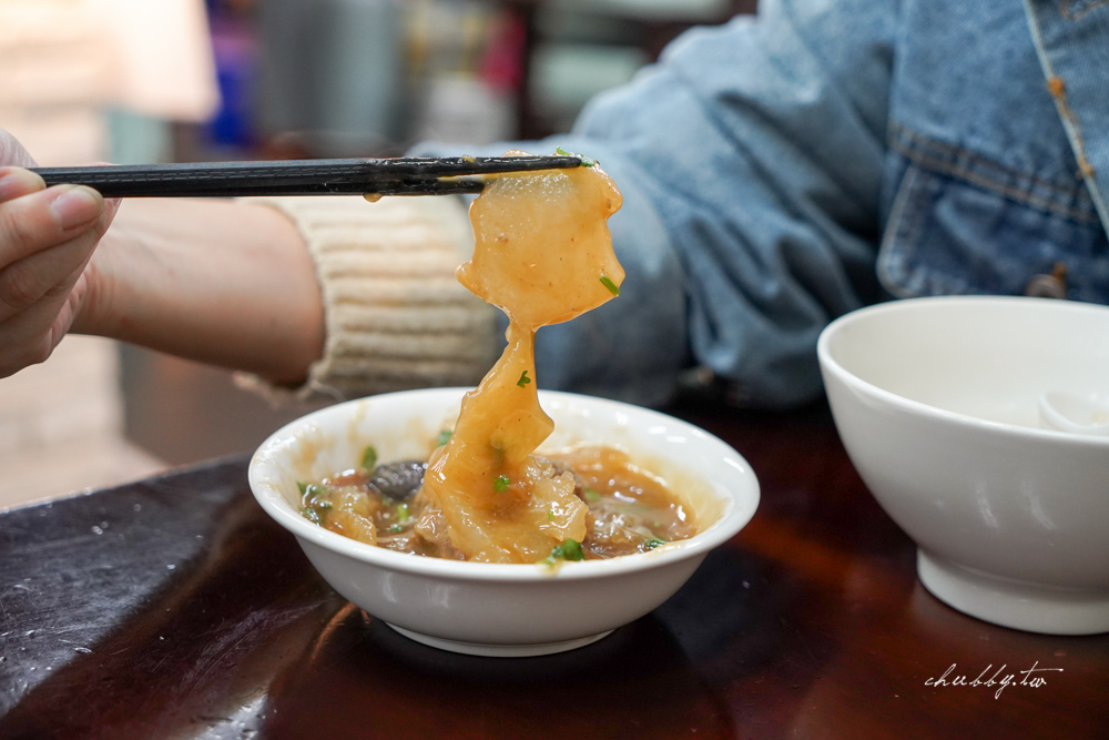 板橋林員大粒肉圓l板橋40年老字號肉圓店,先蒸煮、後油炸!一顆肉圓裡藏了鳥蛋、竹筍、香菇,重點是肉塊超大又鮮甜,醃漬入味的整塊瘦肉咬勁十足不鬆散 板橋林員大粒肉圓l板橋40年老字號肉圓店,先蒸煮、後油炸!一顆肉圓裡藏了鳥蛋、竹筍、香菇,重點是肉塊超大又鮮甜,醃漬入味的整塊瘦肉咬勁十足不鬆散