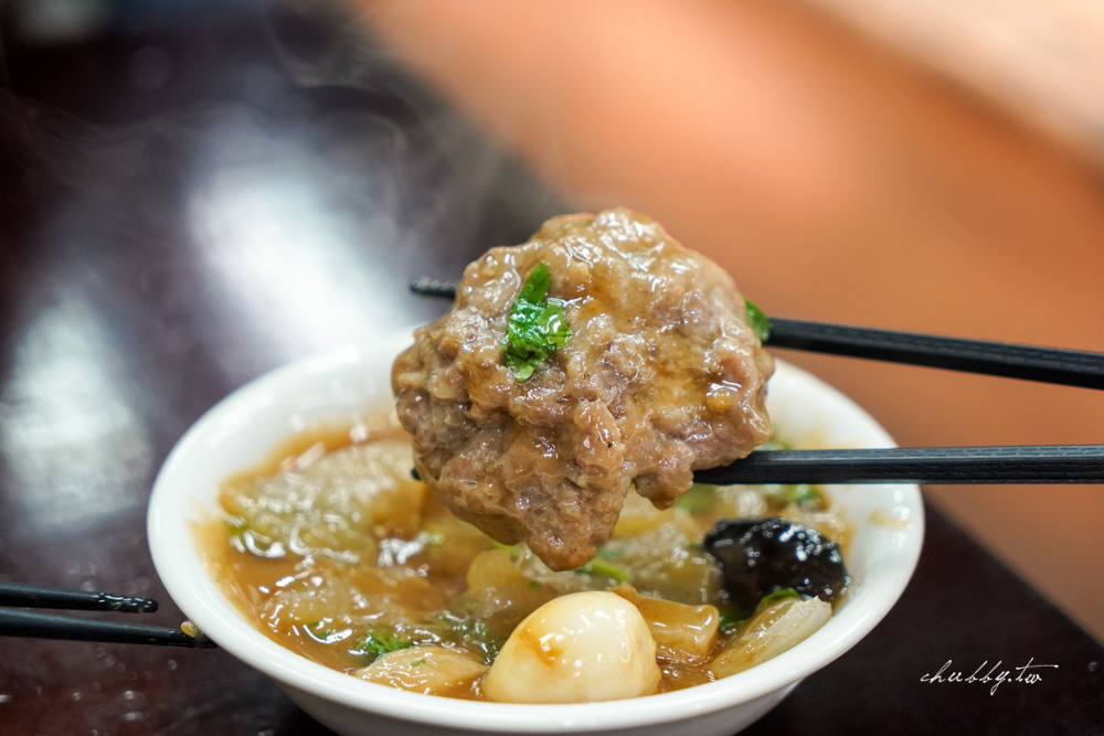 板橋林員大粒肉圓l板橋40年老字號肉圓店，先蒸煮、後油炸！一顆肉圓裡藏了鳥蛋、竹筍、香菇，重點是肉塊超大又鮮甜，醃漬入味的整塊瘦肉咬勁十足不鬆散