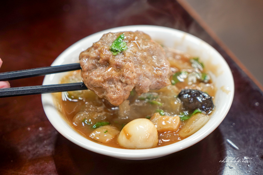 板橋林員大粒肉圓l板橋40年老字號肉圓店,先蒸煮、後油炸!一顆肉圓裡藏了鳥蛋、竹筍、香菇,重點是肉塊超大又鮮甜,醃漬入味的整塊瘦肉咬勁十足不鬆散 板橋林員大粒肉圓l板橋40年老字號肉圓店,先蒸煮、後油炸!一顆肉圓裡藏了鳥蛋、竹筍、香菇,重點是肉塊超大又鮮甜,醃漬入味的整塊瘦肉咬勁十足不鬆散