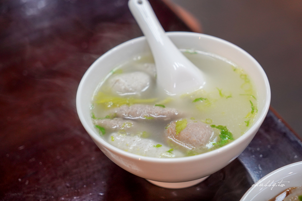 板橋林員大粒肉圓l板橋40年老字號肉圓店,先蒸煮、後油炸!一顆肉圓裡藏了鳥蛋、竹筍、香菇,重點是肉塊超大又鮮甜,醃漬入味的整塊瘦肉咬勁十足不鬆散 板橋林員大粒肉圓l板橋40年老字號肉圓店,先蒸煮、後油炸!一顆肉圓裡藏了鳥蛋、竹筍、香菇,重點是肉塊超大又鮮甜,醃漬入味的整塊瘦肉咬勁十足不鬆散