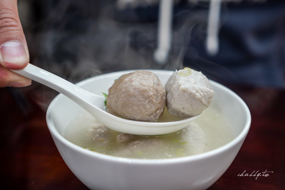 板橋林員大粒肉圓l板橋40年老字號肉圓店,先蒸煮、後油炸!一顆肉圓裡藏了鳥蛋、竹筍、香菇,重點是肉塊超大又鮮甜,醃漬入味的整塊瘦肉咬勁十足不鬆散 板橋林員大粒肉圓l板橋40年老字號肉圓店,先蒸煮、後油炸!一顆肉圓裡藏了鳥蛋、竹筍、香菇,重點是肉塊超大又鮮甜,醃漬入味的整塊瘦肉咬勁十足不鬆散