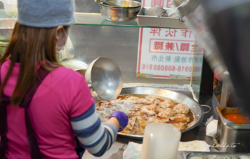 板橋好客肉圓,肉圓裡頭的肉塊混合了芋頭,蒸透的鬆軟芋頭配上肉塊的緊實彈性,外皮Q又彈,搭上無敵甜辣醬超好吃 板橋好客肉圓,肉圓裡頭的肉塊混合了芋頭,蒸透的鬆軟芋頭配上肉塊的緊實彈性,外皮Q又彈,搭上無敵甜辣醬超好吃