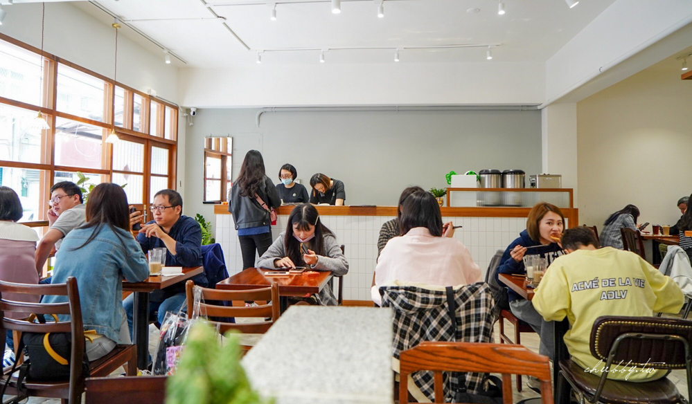 【行天宮早餐】軟食力行天宮店,香腸粉漿蛋餅、黑糖饅頭夾豆乳雞,台北好吃粉漿蛋餅推薦,軟食力菜單 【行天宮早餐】軟食力行天宮店,香腸粉漿蛋餅、黑糖饅頭夾豆乳雞,台北好吃粉漿蛋餅推薦,軟食力菜單