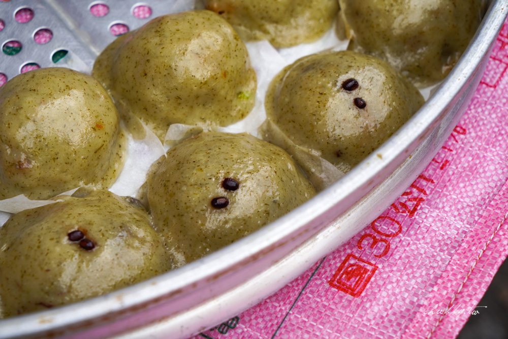【鶯歌美食】鶯歌草仔粿，鶯歌老街必吃美食，阿嬤ㄟ豆花門口超美味草仔粿