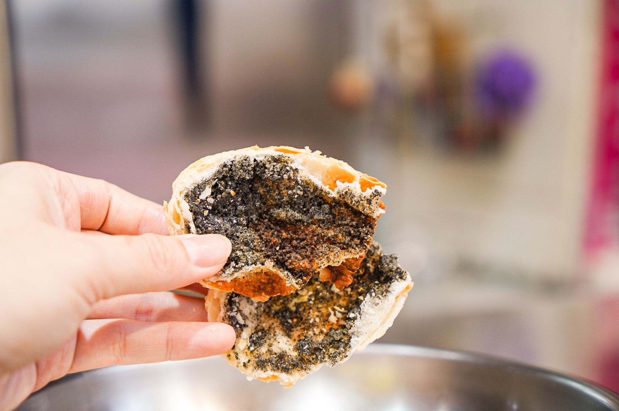 新莊四維市場美食：蟹殼黃蔥酥餅，一顆只要13元，滿滿蔥香豬油和芝麻香的蔥酥餅！