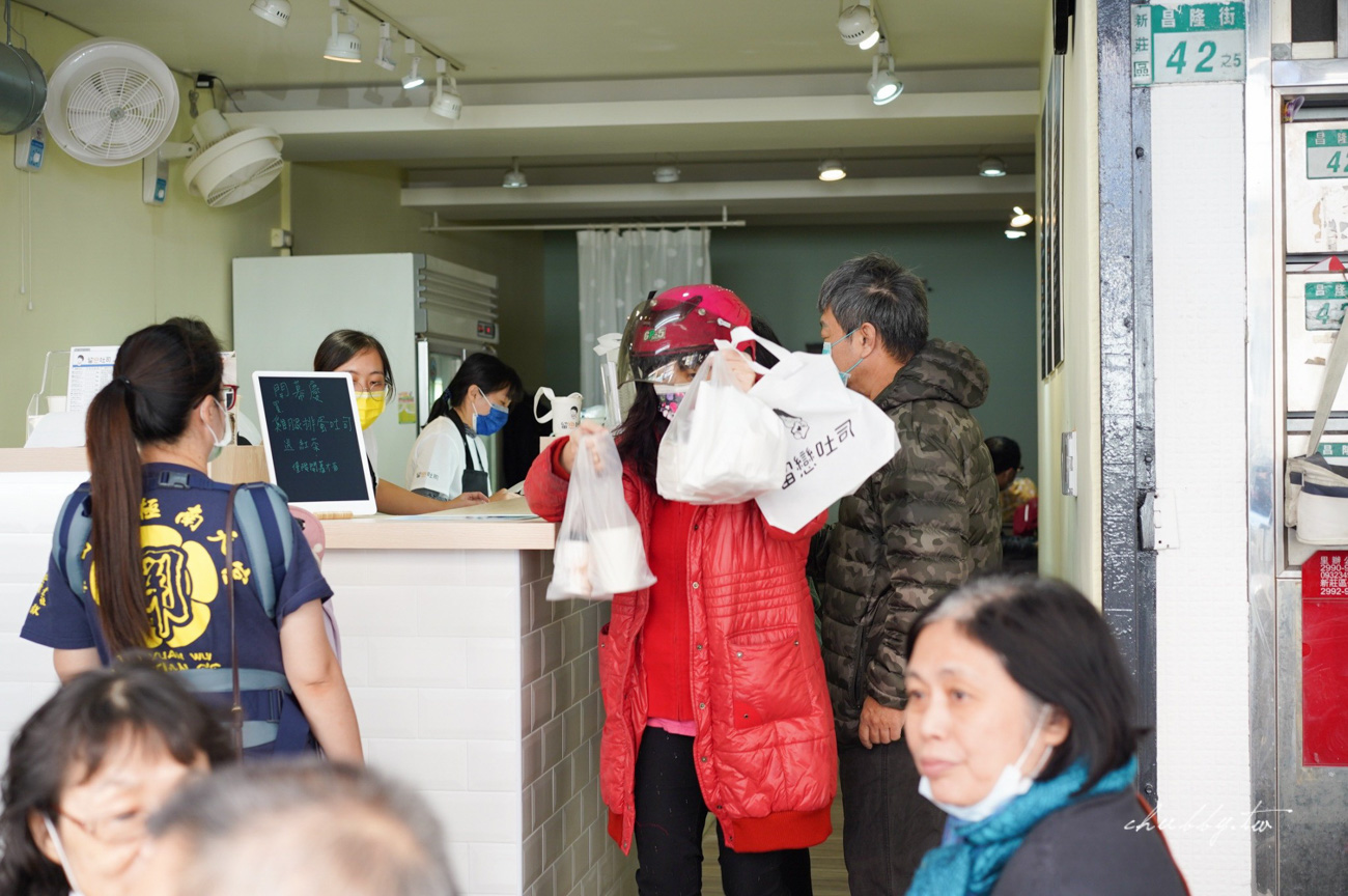 新莊早餐推薦:留戀吐司搬新家了!新莊最強肉蛋吐司,本週開幕優惠買雞腿排蛋吐司送紅茶,打卡還送可愛環保杯套 新莊早餐推薦:留戀吐司搬新家了!新莊最強肉蛋吐司,本週開幕優惠買雞腿排蛋吐司送紅茶,打卡還送可愛環保杯套