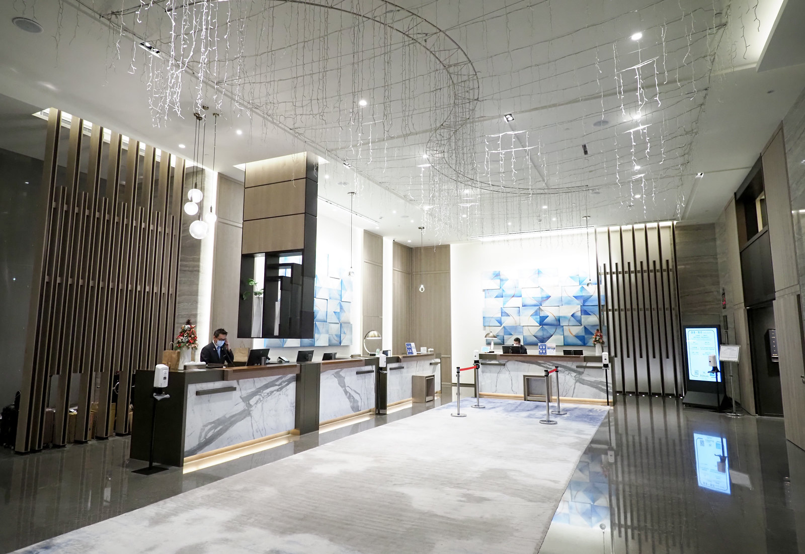 新板希爾頓酒店耶誕特惠專案開箱：升等高樓層又送GODIVA巧克力和西班牙粉紅酒，推薦加購驚喜滿滿的聖誕自助大餐