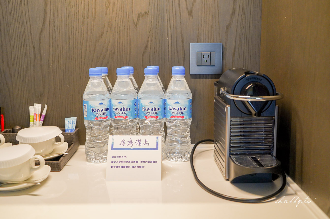 新板希爾頓酒店耶誕特惠專案開箱：升等高樓層又送GODIVA巧克力和西班牙粉紅酒，推薦加購驚喜滿滿的聖誕自助大餐