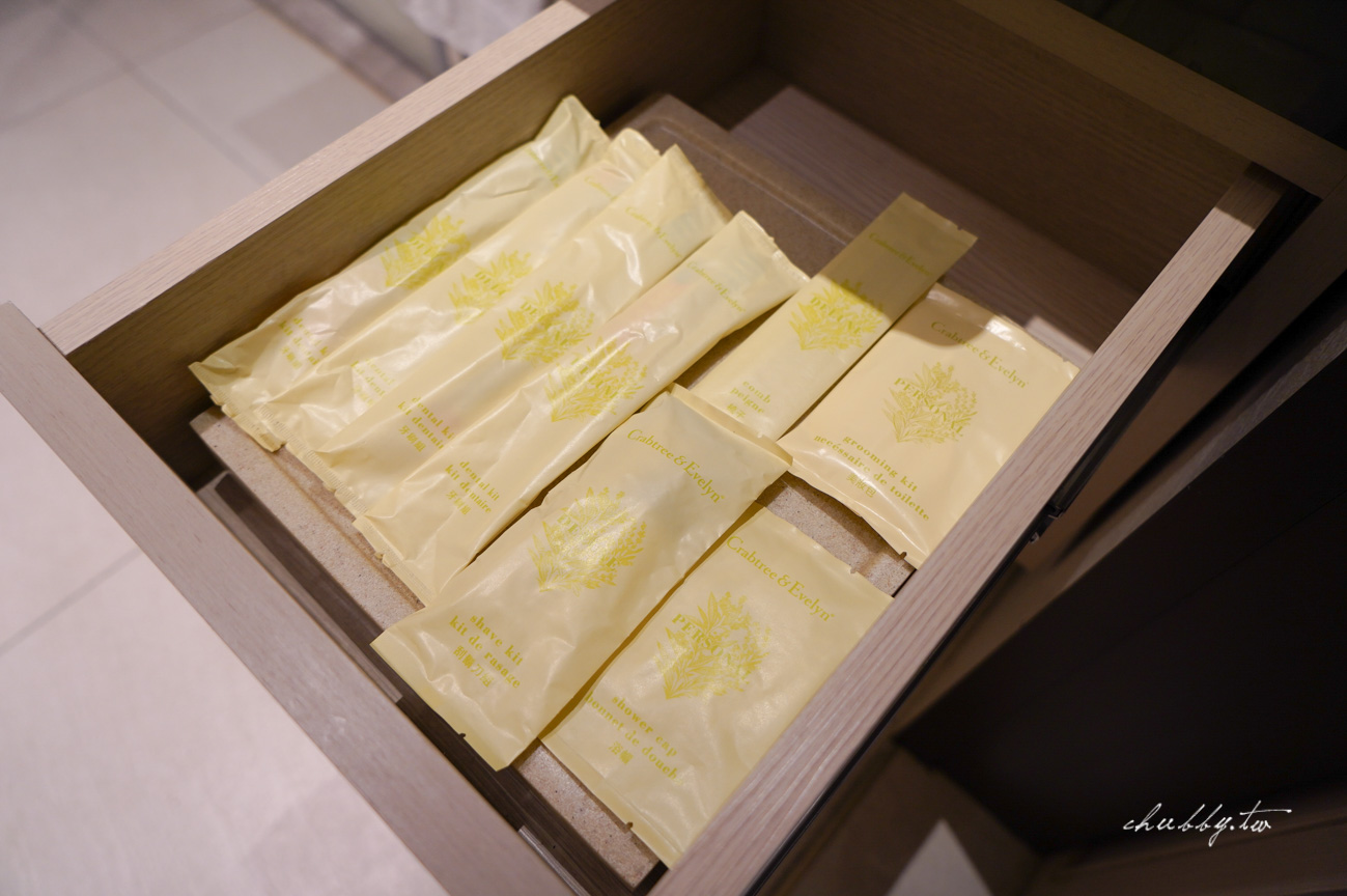 新板希爾頓酒店耶誕特惠專案開箱：升等高樓層又送GODIVA巧克力和西班牙粉紅酒，推薦加購驚喜滿滿的聖誕自助大餐