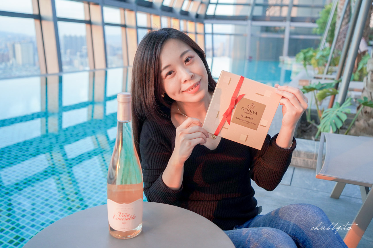 新板希爾頓酒店耶誕特惠專案開箱：升等高樓層又送GODIVA巧克力和西班牙粉紅酒，推薦加購驚喜滿滿的聖誕自助大餐