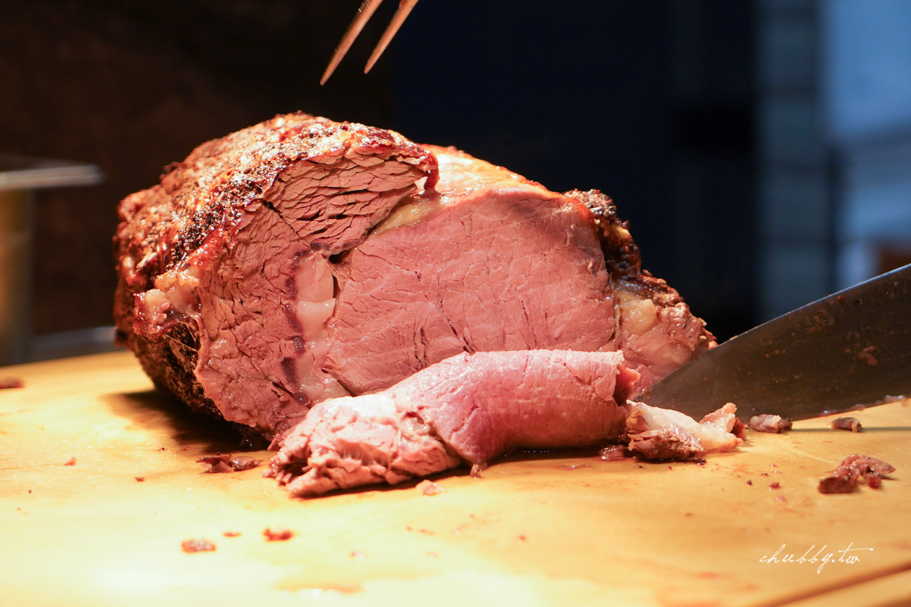 新板希爾頓酒店耶誕特惠專案開箱：升等高樓層又送GODIVA巧克力和西班牙粉紅酒，推薦加購驚喜滿滿的聖誕自助大餐
