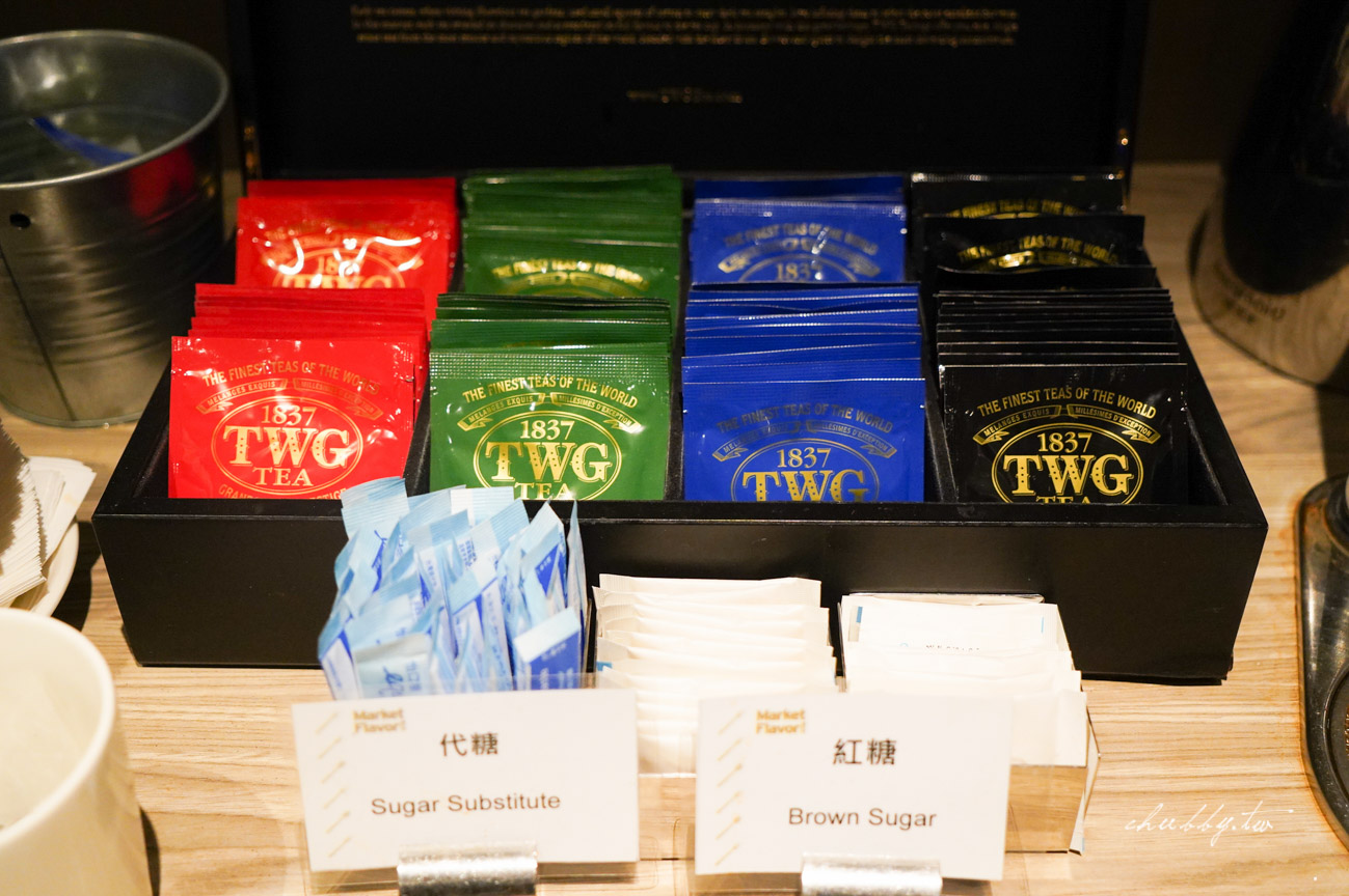 新板希爾頓酒店耶誕特惠專案開箱：升等高樓層又送GODIVA巧克力和西班牙粉紅酒，推薦加購驚喜滿滿的聖誕自助大餐