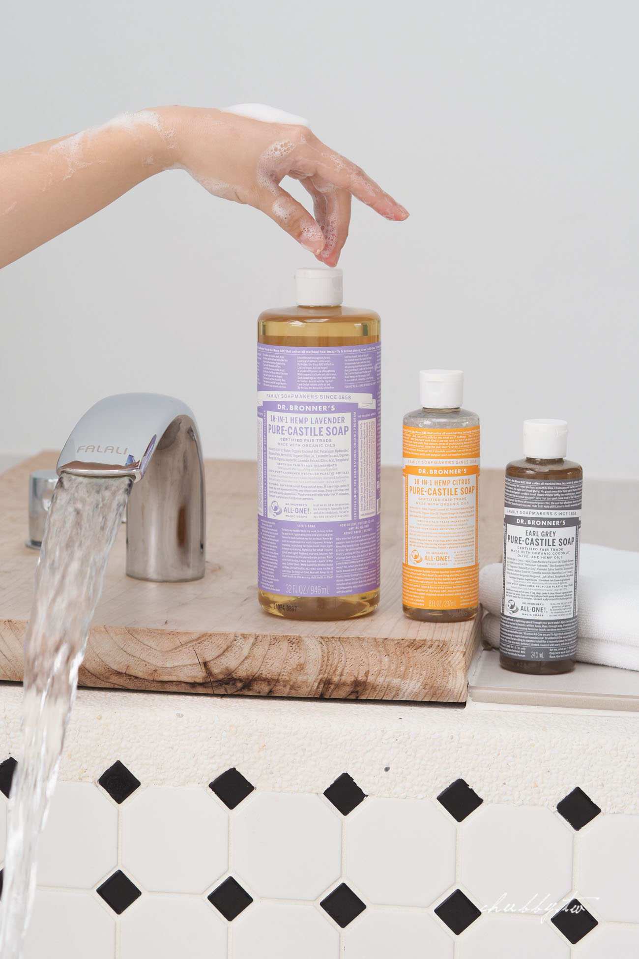 每秒賣出2.2瓶的美國Dr.Bronner’s布朗博士,敏感肌也適合!明星商品18in1潔膚露、家務萬用清潔劑、噴霧乾洗手開箱心得與年前補貨團 每秒賣出2.2瓶的美國Dr.Bronner’s布朗博士,敏感肌也適合!明星商品18in1潔膚露、家務萬用清潔劑、噴霧乾洗手開箱心得與年前補貨團
