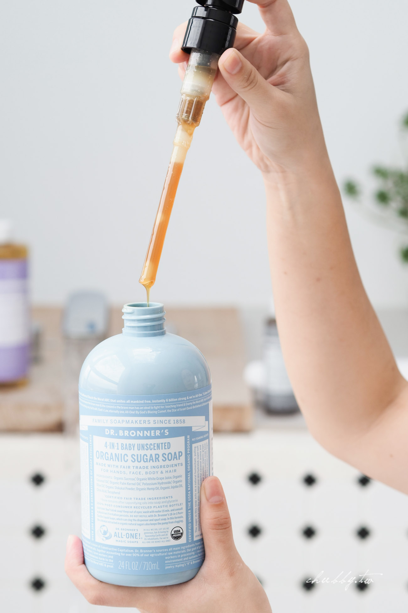 每秒賣出2.2瓶的美國Dr.Bronner’s布朗博士,敏感肌也適合!明星商品18in1潔膚露、家務萬用清潔劑、噴霧乾洗手開箱心得與年前補貨團 每秒賣出2.2瓶的美國Dr.Bronner’s布朗博士,敏感肌也適合!明星商品18in1潔膚露、家務萬用清潔劑、噴霧乾洗手開箱心得與年前補貨團