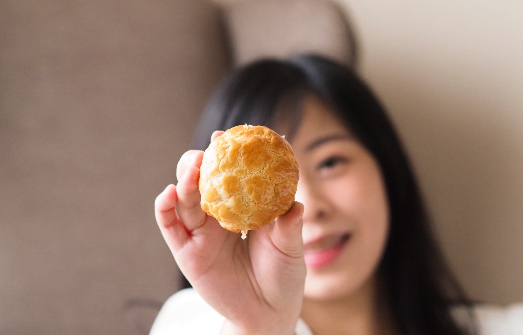 柏菲波蘿天母店限定巨無霸波蘿蛋黃酥，不到中秋就搶翻天的美味！鹹香蛋黃酥脆外皮，好吃到欲罷不能！